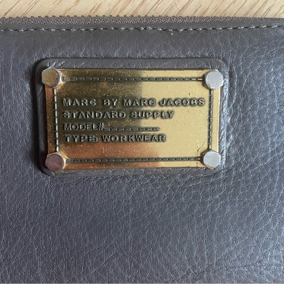 CLOSET CLEANOUT 👋 Marc by Marc Jacobs gold plated taupe wrap zipper wallet - Picture 2 of 11